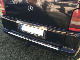 Накладка над номером (нерж) Carmos - Турецька сталь для Mercedes Vito W638 1996-2003 рр
