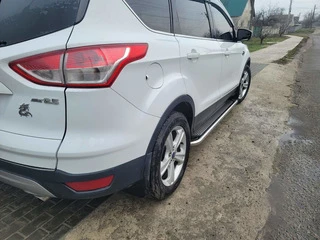 Бокові пороги Maydos V2 (2 шт., Алюміній -2025 нерж) З пофарбованим листям на дверях для Ford Kuga/Escape 2013-2019 рр