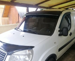 Козирьок на лобове скло (чорний глянець, 5мм) для Fiat Doblo I 2005-2010 рр