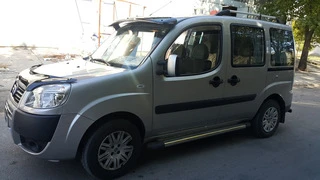 Козирьок на лобове скло (чорний глянець, 5мм) для Fiat Doblo I 2001-2005 рр