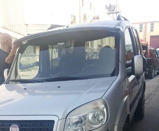 Козирьок на лобове скло (чорний глянець, 5мм) для Fiat Doblo I 2001-2005 рр