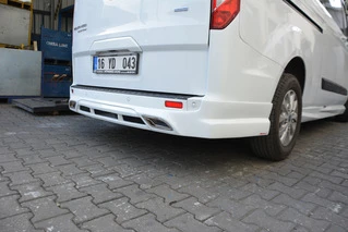 Накладка на задній бампер (під фарбування) для Ford Custom 2013-2022 рр