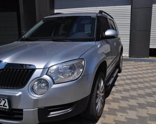 Бокові пороги Allmond Grey (2 шт., алюм) для Skoda Yeti 2009-2017 рр