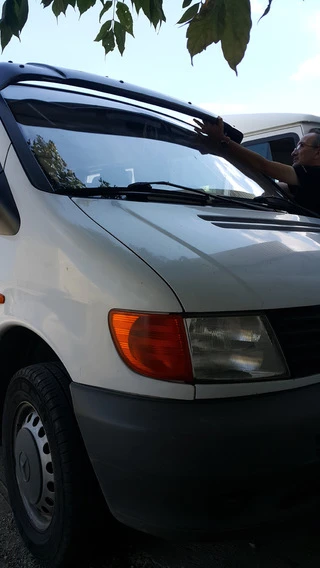 Козирьок на лобове скло (чорний глянець, 5мм) для Mercedes Vito W638 1996-2003 рр