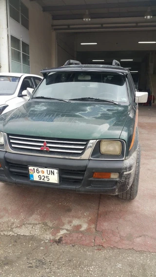 Козирьок на лобове скло (чорний глянець, 5мм) для Mitsubishi L200 1996-2006 рр