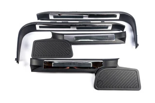 Пороги пластикові з підсвічуванням (чорні) для Toyota Land Cruiser 200