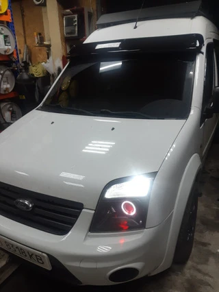 Козирьок на лобове скло (чорний глянець, 5мм) для Ford Connect 2006-2009 рр