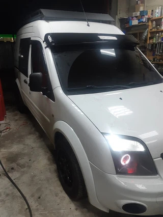 Козирьок на лобове скло (чорний глянець, 5мм) для Ford Connect 2006-2009 рр