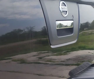 Накладка на ручку багажника (нерж) OmsaLine - Італійська нержавійка для Nissan Navara 2006-2015 рр