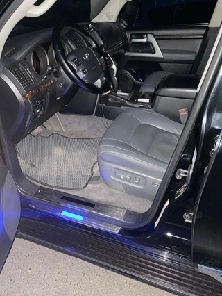 Накладки на дверні пороги з підсвічуванням (4 шт) для Toyota Land Cruiser 200