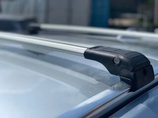 Поперечний багажник на інтегровані рейлінги (2 шт., алюміній) Чорний колір для Mazda CX-5 2017- рр