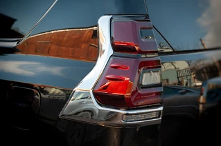 Накладки на стопи V2 (2 шт., 2018-2025) для Toyota Land Cruiser Prado 150