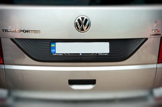 Пластикова накладка на кришку багажника Червона для Volkswagen T6